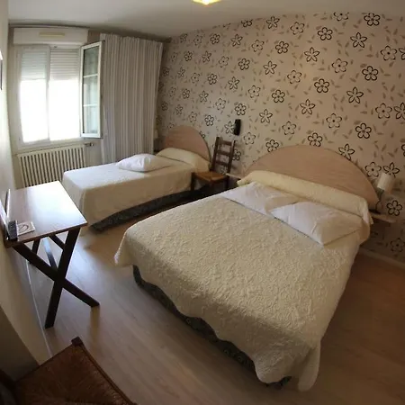 Brit Privilege - La Des Arts 4*