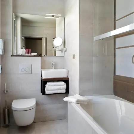 Brit Privilege - La Des Arts Hotel Lisieux