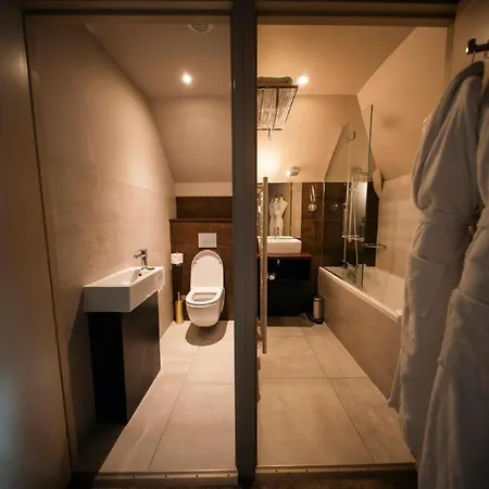 Brit Privilege - La Des Arts