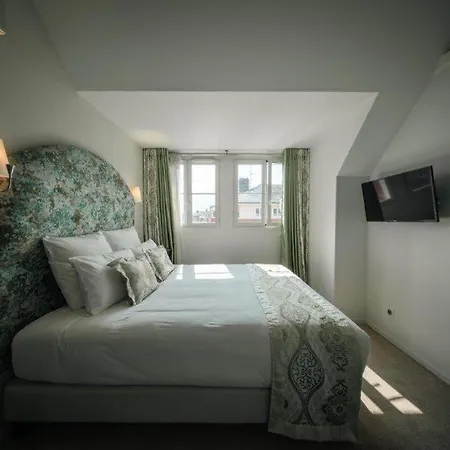 Brit Privilege - La Des Arts