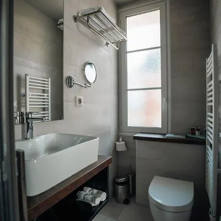 Brit Privilege - La Des Arts