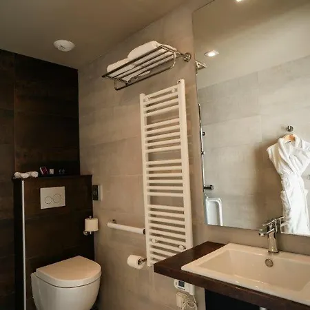 Brit Privilege - La Des Arts 4*