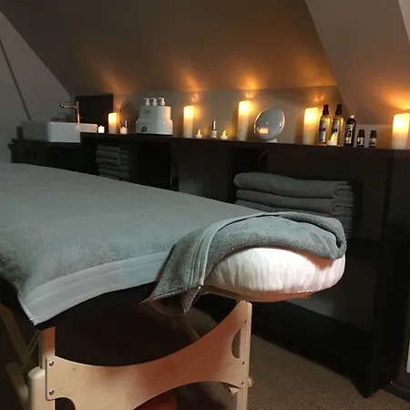 Brit Privilege - La Des Arts 4*