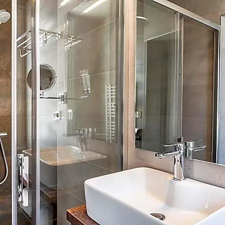 Brit Privilege - La Des Arts Hotel