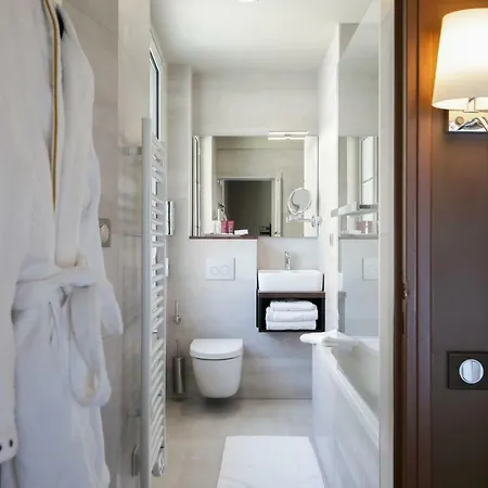 Brit Privilege - La Des Arts 4*