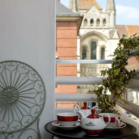 Brit Privilege - La Des Arts 4*