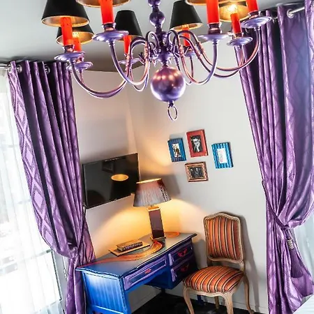 Brit Privilege - La Des Arts 4*