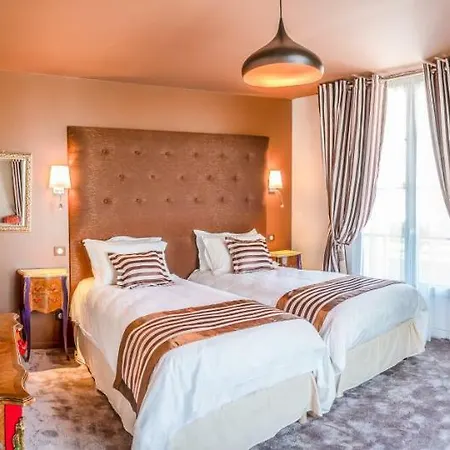 Brit Privilege - La Des Arts 4*