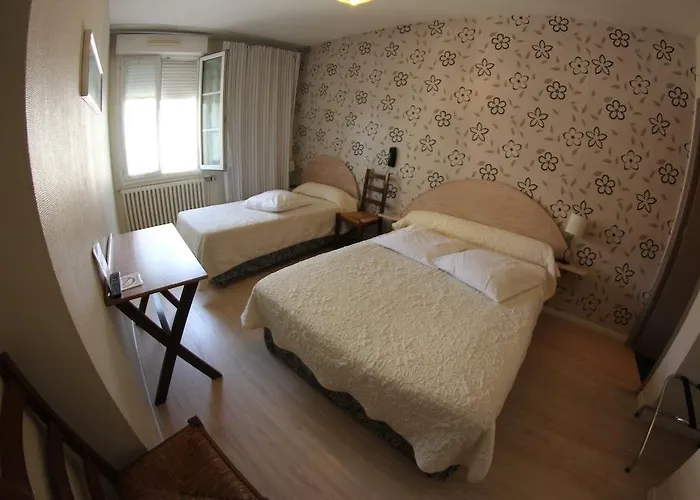 Brit Privilege - La Des Arts 4*