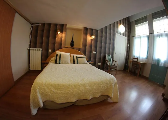 Brit Privilege - La Des Arts Hotell Lisieux