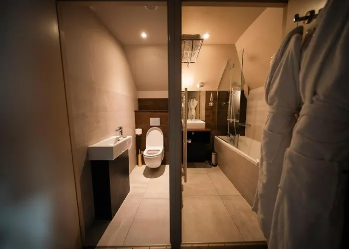 Brit Privilege - La Des Arts