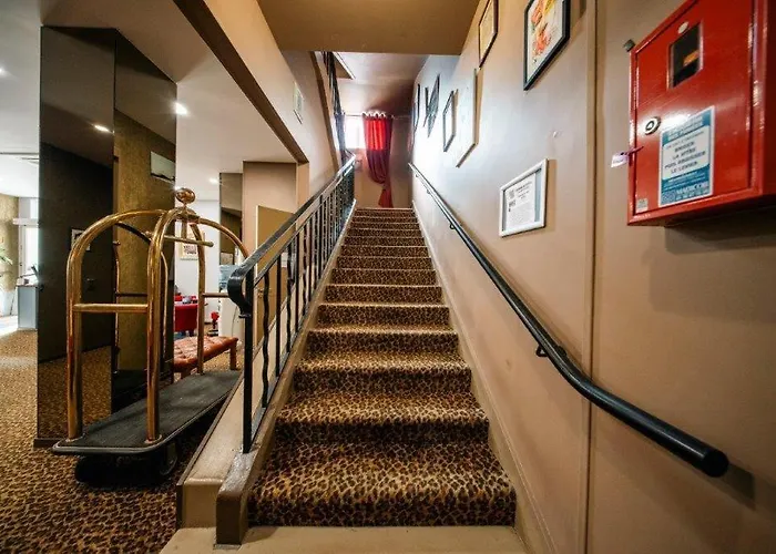 Hotell Brit Privilege - La Des Arts 4*