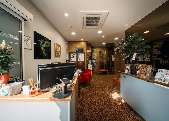 Brit Privilege - La Des Arts Hotell Lisieux