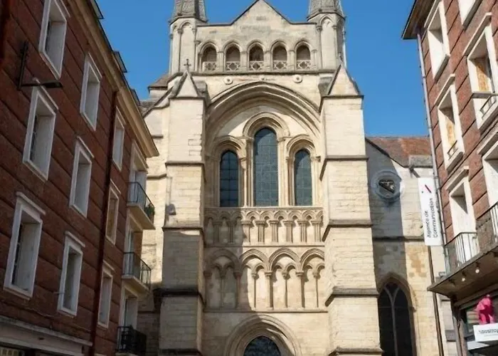 Brit Privilege - La Des Arts Hotell