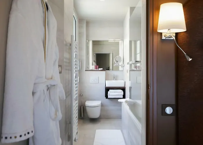 Brit Privilege - La Des Arts 4*